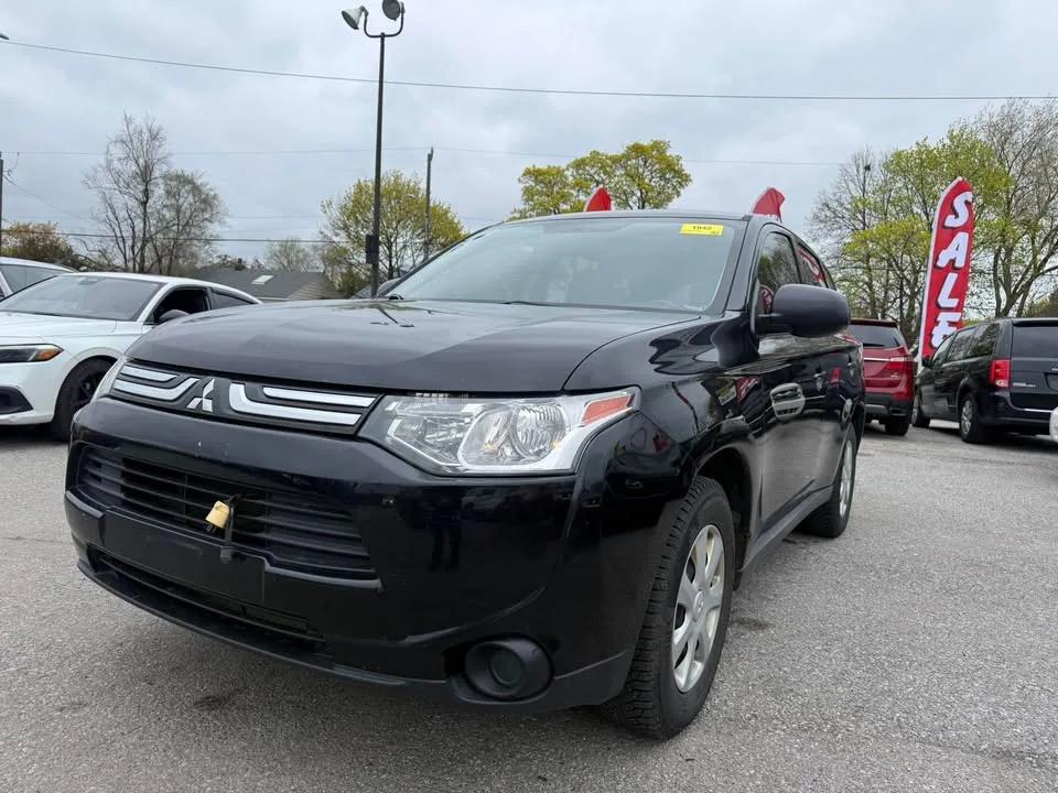 2014 Mitsubishi Outlander SE photo 2