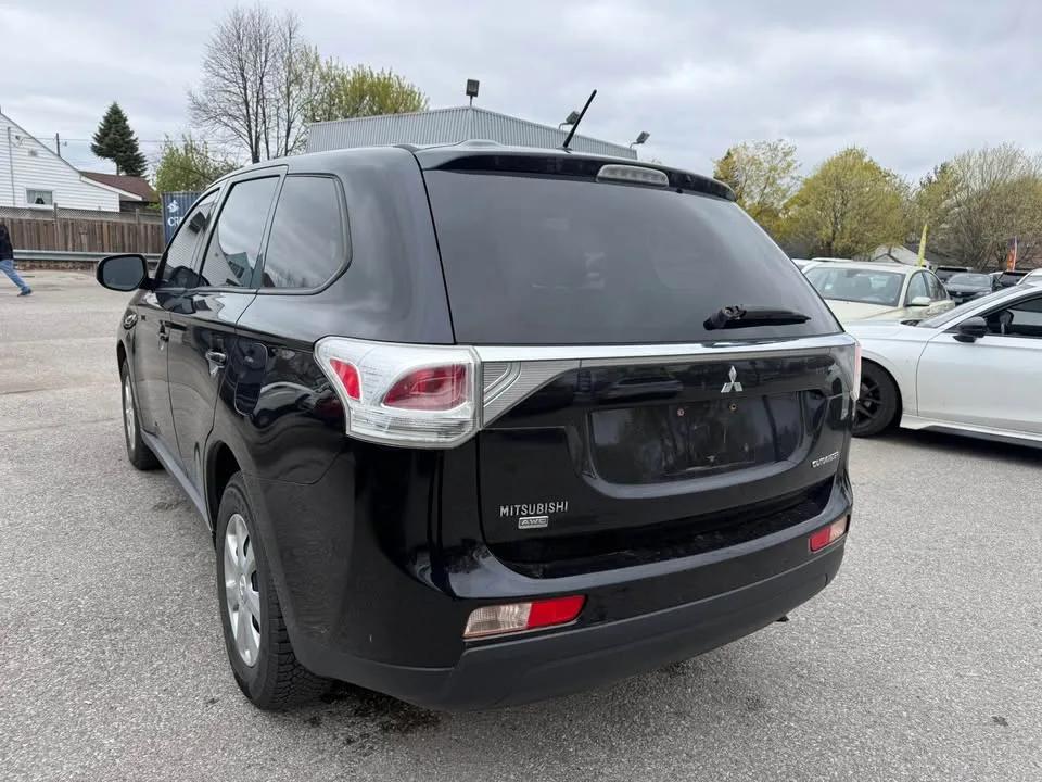 2014 Mitsubishi Outlander SE photo 4
