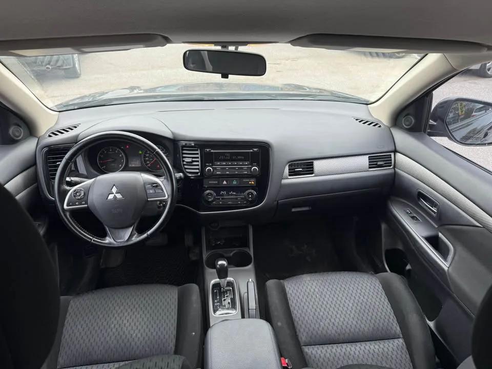 2014 Mitsubishi Outlander SE photo 5